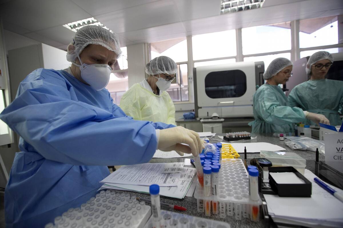 Con estas nuevas cifras, son 93.377 los casos positivos de COVID desde que inició la pandemia en Santander y 3.437 los fallecidos. EFE/Joédson Alves EFEI0499; EFEI0499; EFE