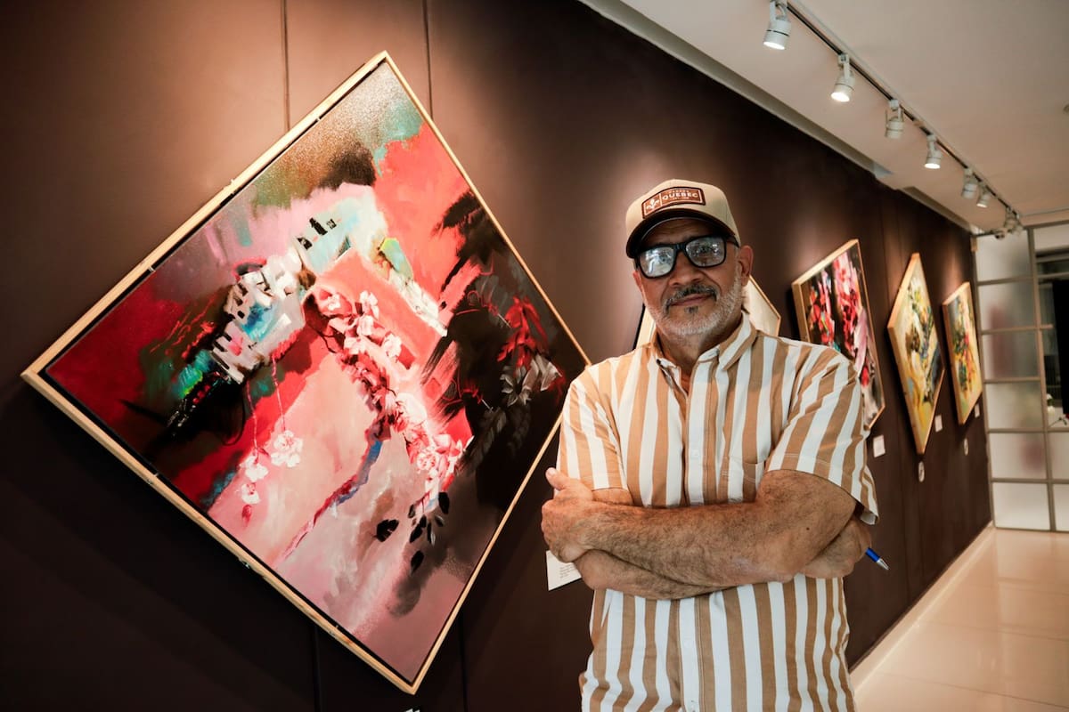 ¿Qué pasa cuando una pintura cambia con cada giro? La exposición 360 de Guillermo Gómez Forero convierte al visitante en protagonista de la experiencia artística. Foto: Franz Rey