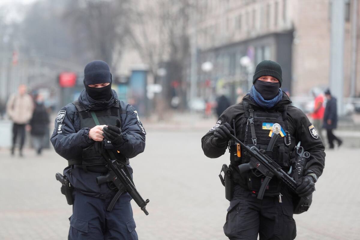 Policías ucranianos patrullan la Plaza de la Independencia de Kiev. Ucrania convirtió ayer el día de la temida invasión rusa, según informes occidentales, en una fiesta de unidad nacional. EFE / VANGUARDIA