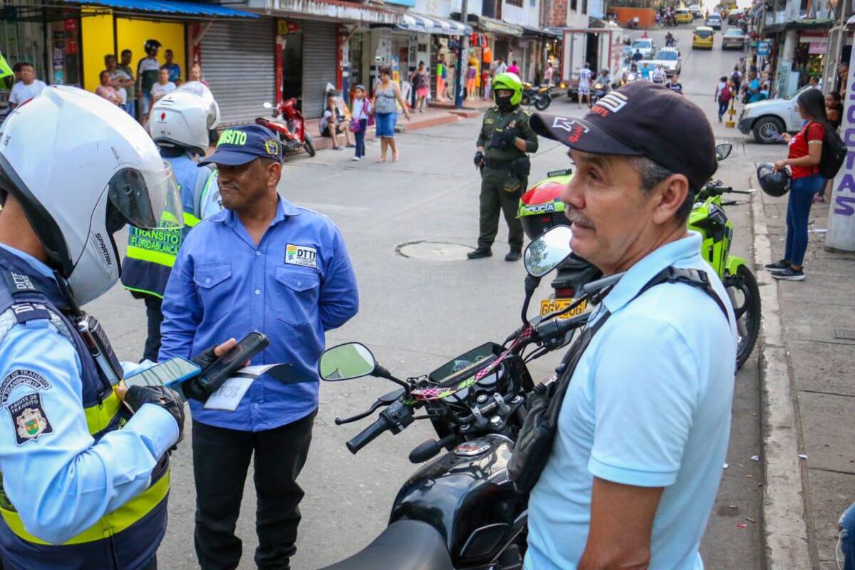 La Dirección de Tránsito de Floridablanca está realizando dos operativos diarios en las comunas del municipio.