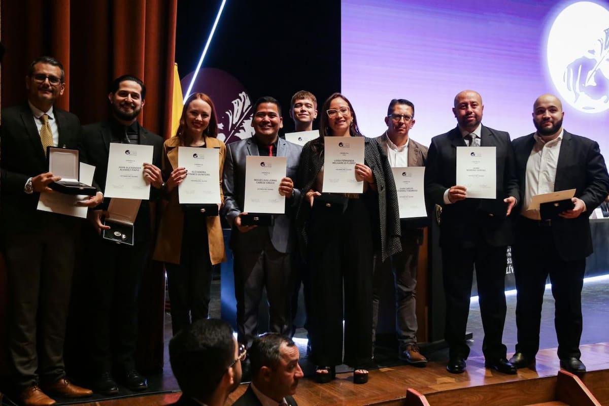 Ellos son los ganadores del Premio Nacional de Periodismo Simón Bolívar, en la categoría de Mejor Crónica en Video: Juan Carlos Acosta, John Álvarez, Alexandra Franco, Moisés Cabeza, Andrés Valbuena, Luisa Fernanda Melgarejo, Juan Carlos Gutiérrez Tibamoso, Jaime Moreno y Miguel Vergel.