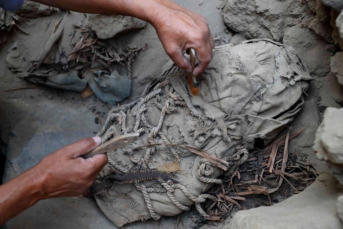 Fotografía de uno de los fardos de niños hallados en la zona de excavación del complejo arqueológico de Cajamarquilla, el 13 de febrero de 2022, en Lima (Perú). EFE / VANGUARDIA