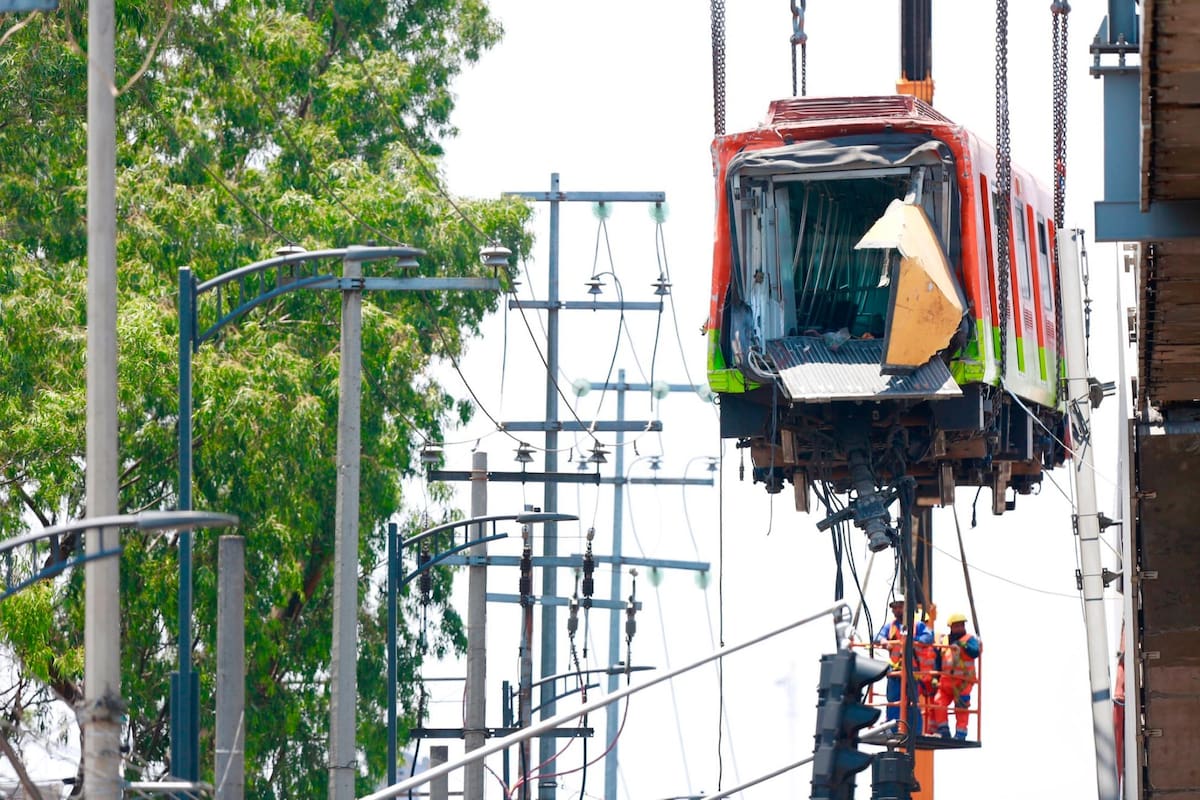 Bomberos y operarios del área de emergencias trabajan para retirar uno de los vagones que colapsaron el pasado lunes en la capital mexicana. (Foto: EFE / VANGUARDIA)