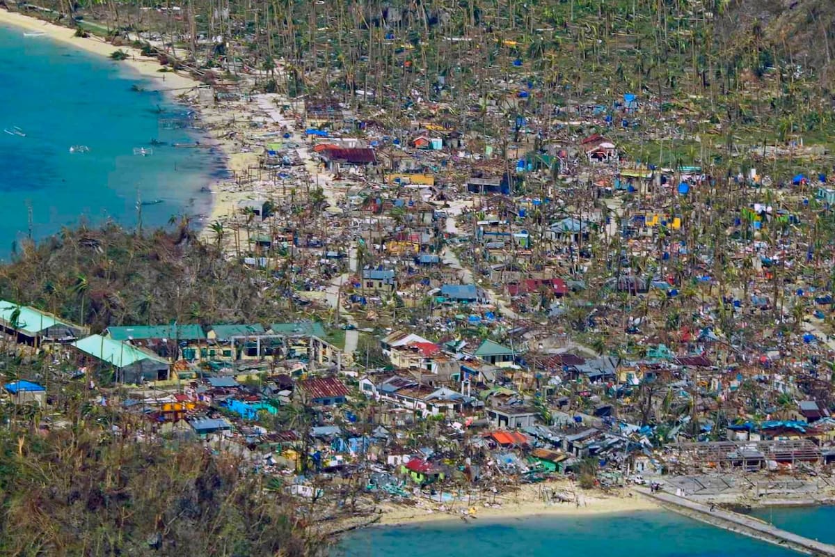 La turística isla en Filipinas, de unos 94.000 habitantes, quedó totalmente inundada y sus edificaciones completamente devastadas. EFE / VANGUARDIA