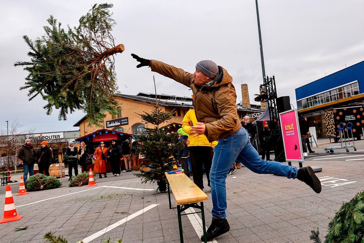 Un hombre participa en el concurso de lanzamiento de árboles de Navidad, también conocido como evento Knut Fest, en Berlín, Alemania, el pasado domingo 7 de enero. EFE / VANGUARDIA