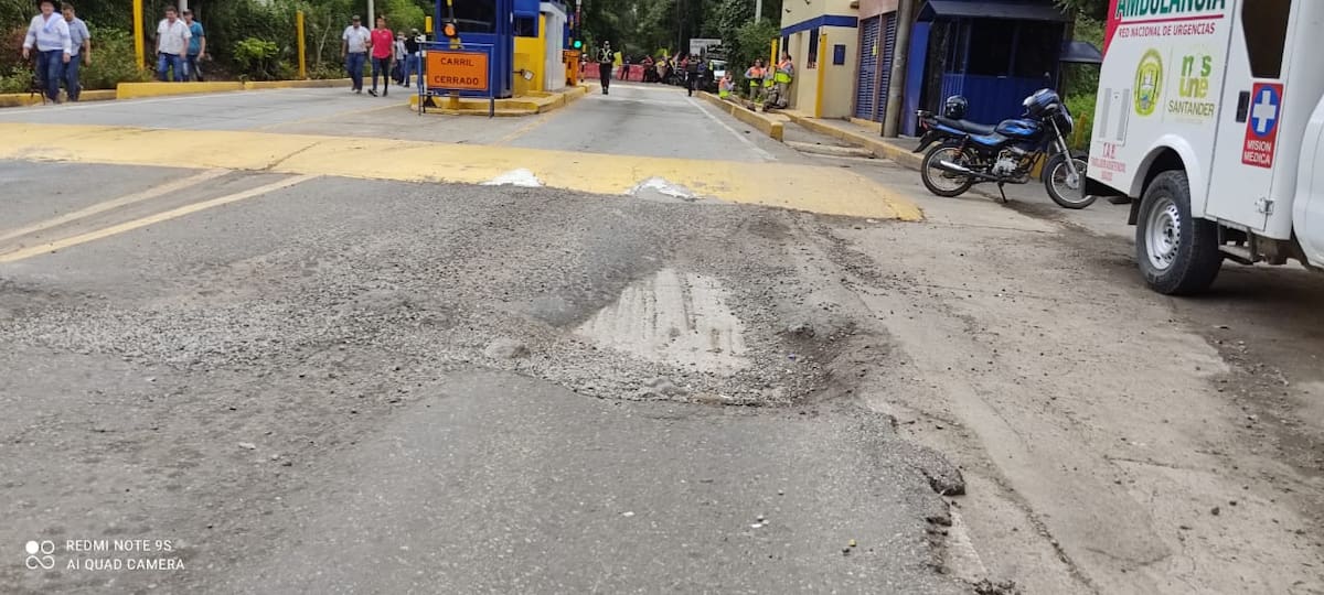 Así se encuentra la capa asfáltica en la vía Bucaramanga - Bogotá, cerca del peaje de Curití (Suministrada / VANGUARDIA)