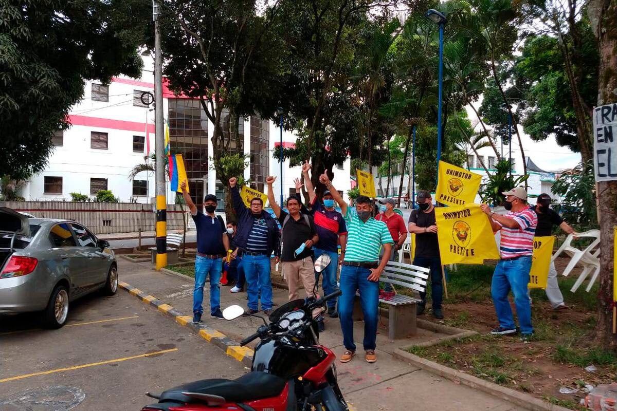 En paro indefinido permanecen algunos trabajadores de Unitransa S.A., lo único que exigen es que les paguen sus sueldos y las prestaciones legales. (Foto: Jaime del Río / VANGUARDIA)