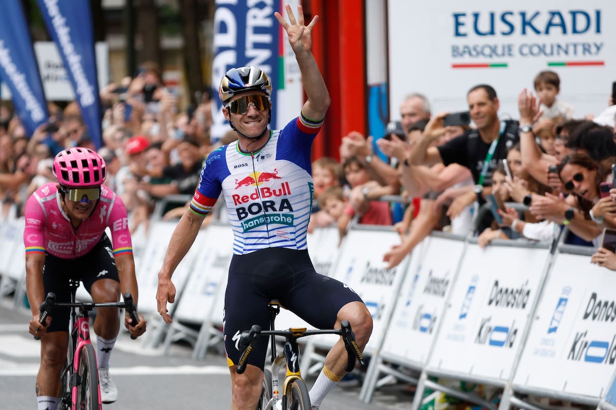 SAN SEBASTIÁN, 01/08/2026.- El ciclista belga del Red Bull-Bora Remco Evenepoel (d) se impone al ecuatoriano Richard Carapaz para ganar la 45 edición de la Clásica San Sebastián que se disputa este sábado y en la que la montaña del tramo final, con tres puertos en los últimos kilómetros, vuelve a ser determinante como en ediciones anteriores. EFE/Juan Herrero.