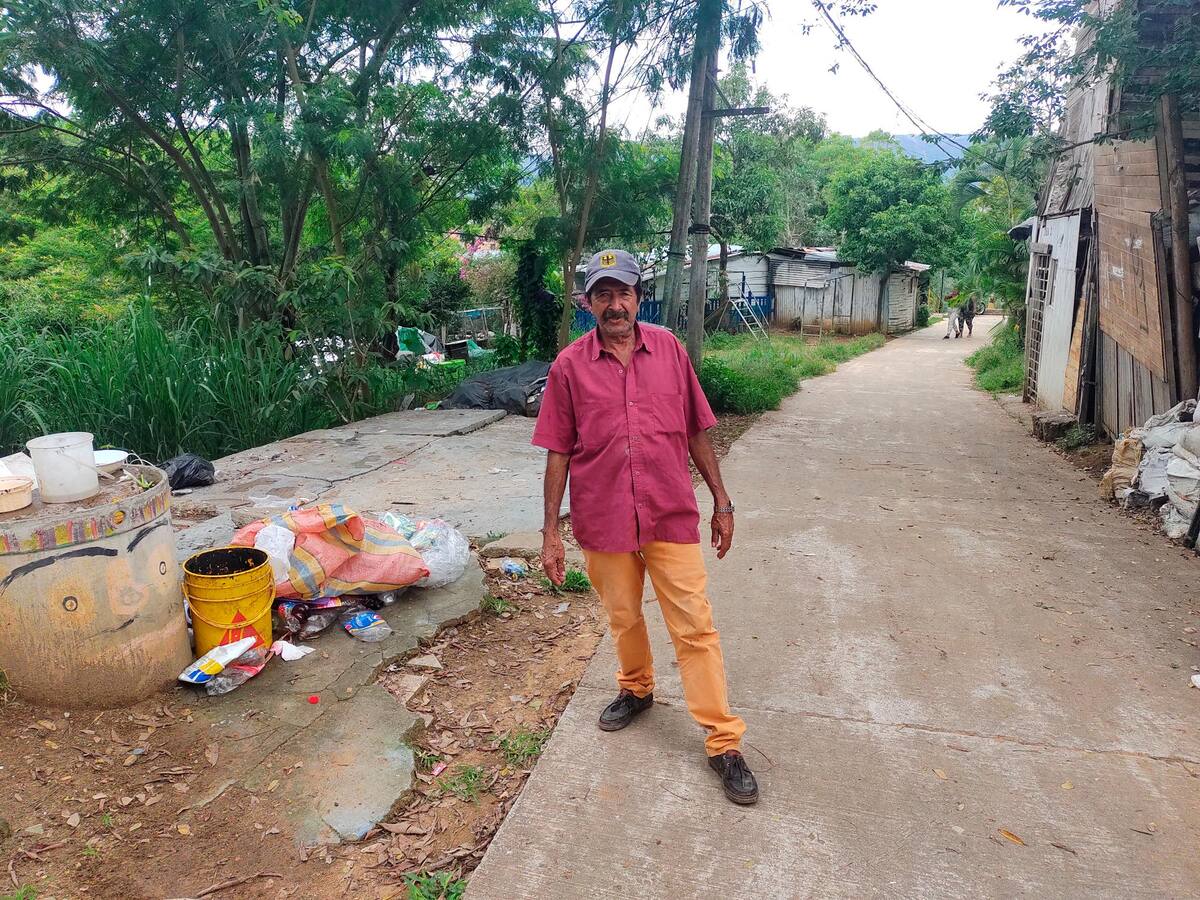 Germán Castellanos se refugia en el popular asentamiento El Pantano, al occidente de la ciudad. Él se gana la vida como reciclador en Bucaramanga.