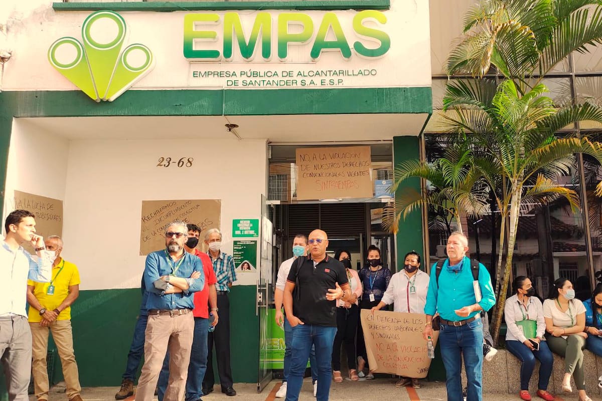 Un mitin se vivió ayer en la sede la Empresa Pública de Alcantarillado de Santander, Empas. (Suministrada / VANGUARDIA)