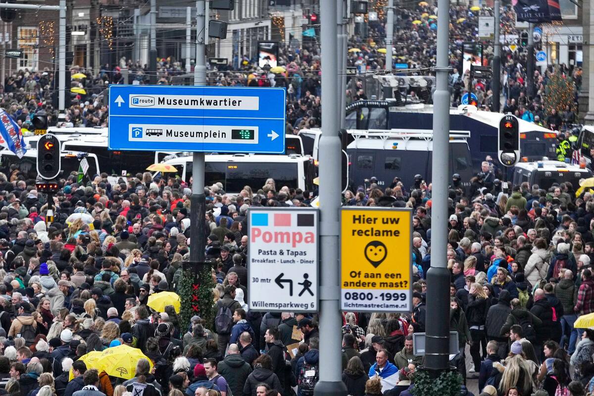 Decenas de personas protestaron el pasado domingo por las medidas de cierre impuestas por el Gobierno holandés para frenar la propagación del coronavirus, a pesar de la prohibición de congregarse masivamente en Ámsterdam, Países Bajos. EFE / VANGUARDIA