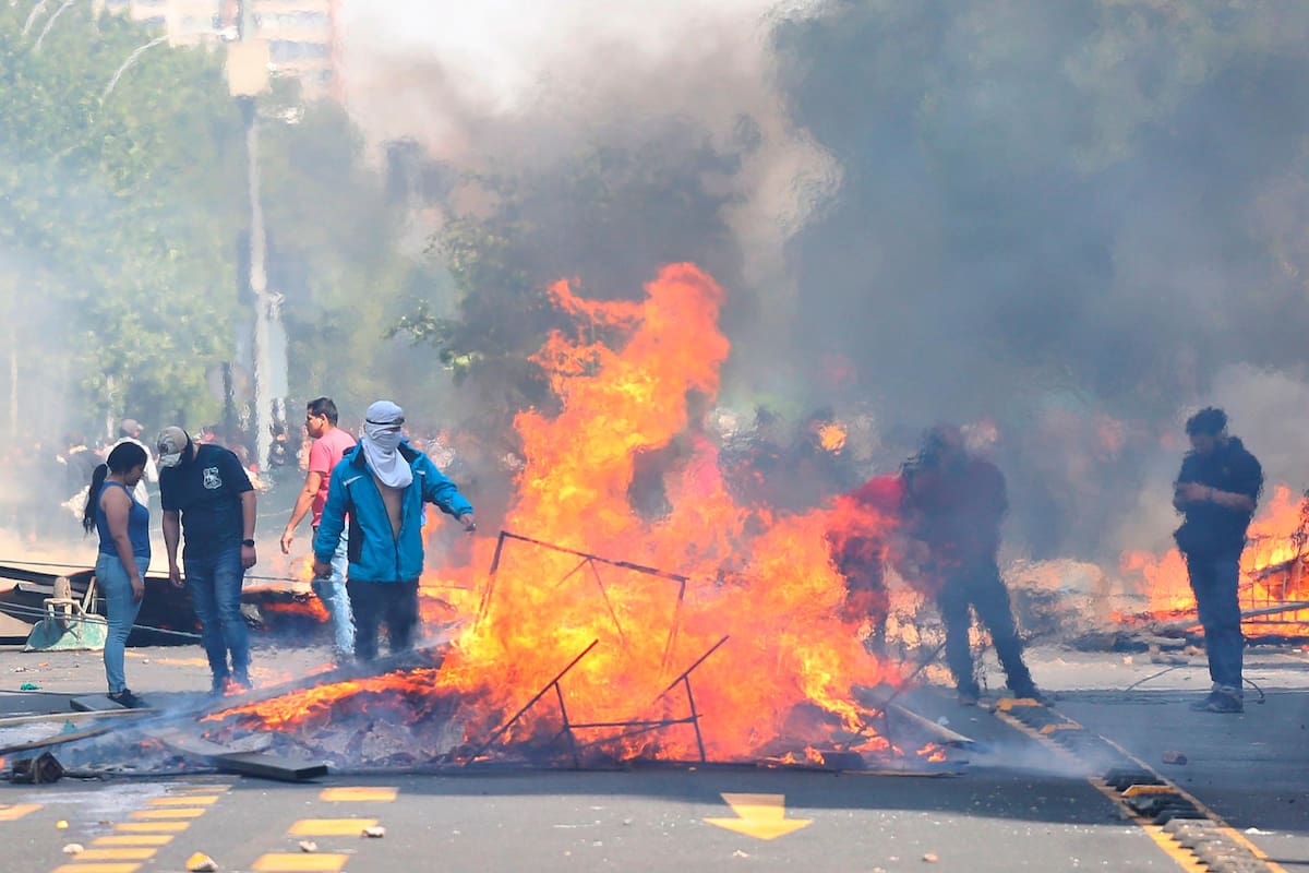La Comisión Interamericana de Derechos Humanos (CIDH) instó a Chile a garantizar el orden público protegiendo la integridad de los manifestantes. (Foto: EFE / VANGUARDIA).