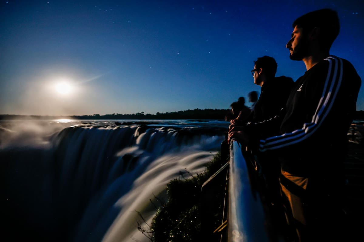 Varias personas observan el atardecer desde un mirador en las Cataratas de Iguazú, el 4 de julio de 2023, en Puerto Iguazú (Argentina). EFE / VANGUARDIA