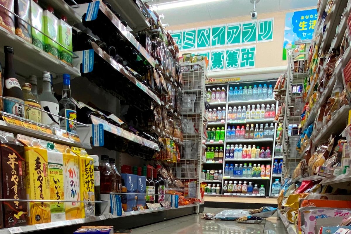 Muchos productos cayeron de los estantes en una tienda de conveniencia en Sendai, noreste de Japón, tras el poderoso terremoto. EFE / VANGUARDIA