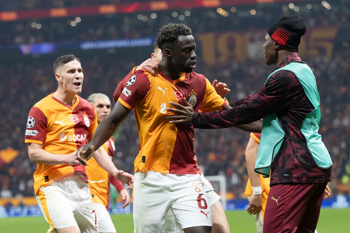 El jugador del Galatasaray Davinson Sanchez (C) celebra el 3-2 durante el partido de la UEFA Champions League en su fase de acceso a octavos que han jugado Galatasaray SK y Juventus FC, en Estambul, Turquía. EFE/EPA/TOLGA BOZOGLU