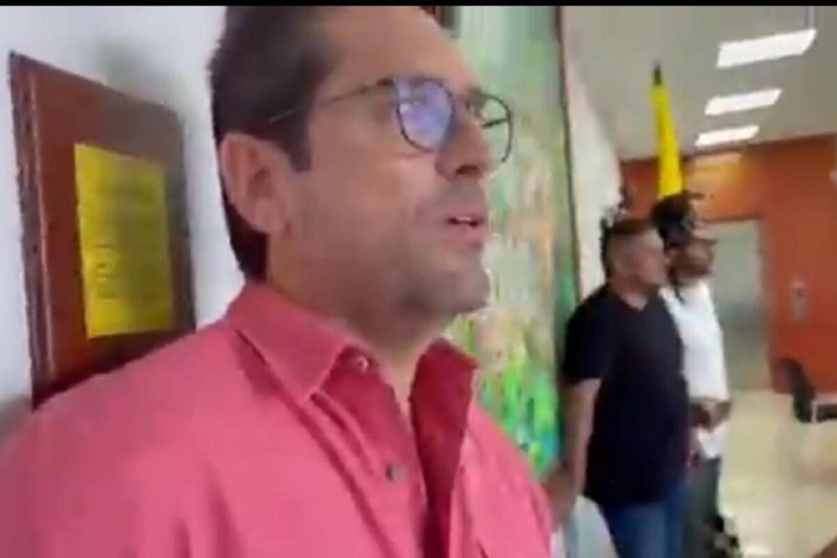 “Durísimo. Padre de Dios. Tranquilos. Calma”, se le escucha decir a Zuluaga mientras da la orden de desalojar las instalaciones de la Gobernación. Captura de video / VANGUARDIA