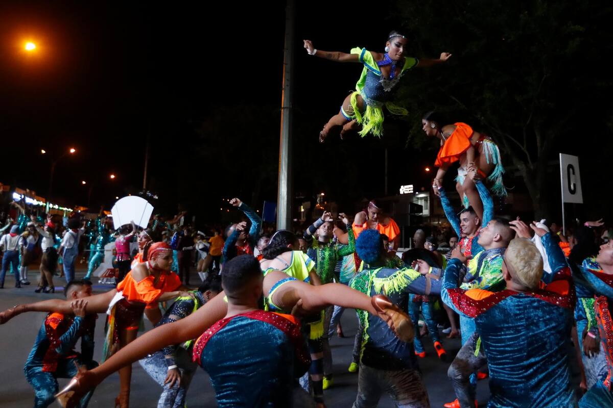 Bailarines se presentan en el Salsódromo durante el inicio a la Feria de Cali, el 25 de diciembre de 2022, en la ciudad de Cali. EFE / VANGUARDIA