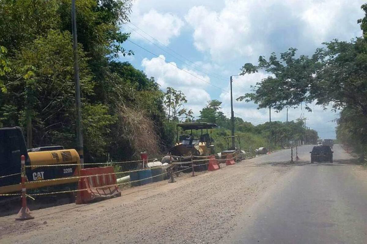 La obra vial Puerta del Once - Aeropuerto inició en mayo pasado y se espera que hacia noviembre ya esté al servicio de los miles de conductores que a diario transitan por allí. (Foto: Edgar Pernett/VANGUARDIA LIBERAL)