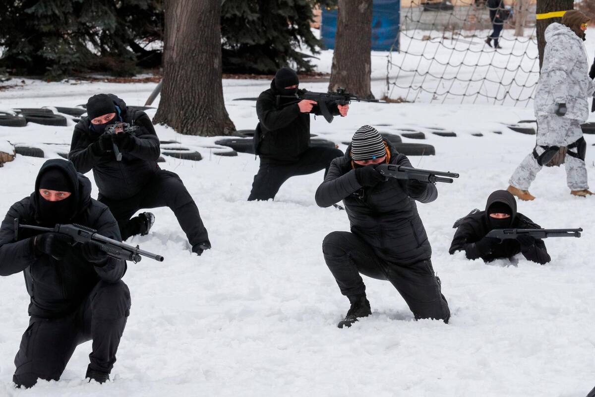 Un grupo de personas asisten a un ejercicio militar abierto para civiles en un campo de entrenamiento en Kiev, Ucrania, el pasado 6 de febrero. EFE / VANGUARDIA