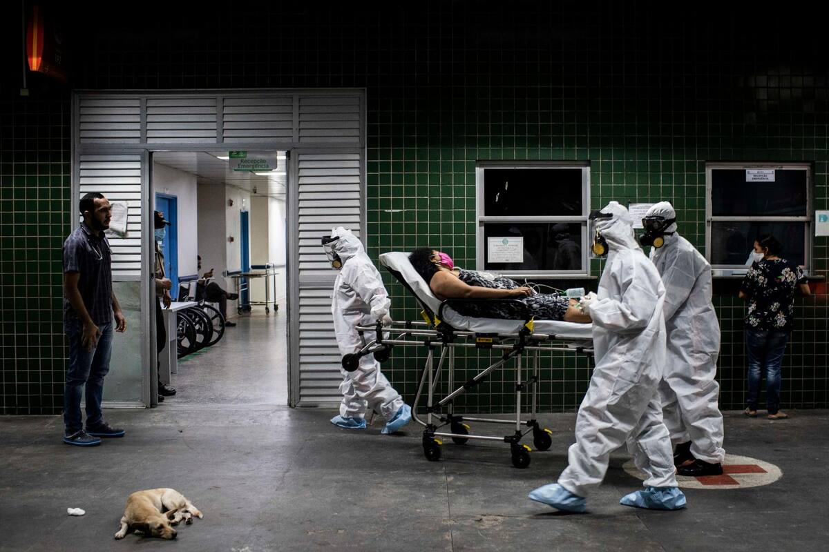 Trabajadores del Servicio de Atención Médica de Urgencia de Brasil trasladan a una paciente con COVID-19 al hospital, en Manaos, estado de Amazonas. (Foto: EFE / VANGUARDIA)