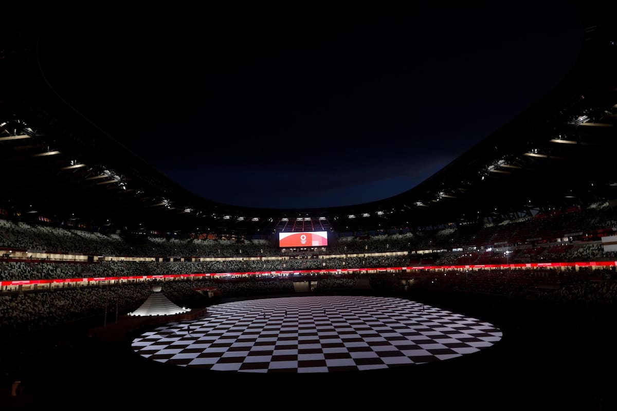 Vista general del Estadio Olímpico al anochecer antes del inicio de la ceremonia de apertura de los Juegos Olímpicos de Tokio 2020 este viernes en la capital japonesa. EFE/ Juan Ignacio Roncoroni