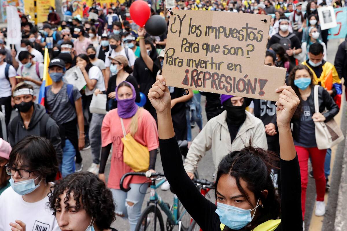 Manifestantes participan en nueva jornada de protesta contra la reforma tributaria mientras se conmemora el Día Internacional de los Trabajadores en Bogotá. EFE / VANGUARDIA