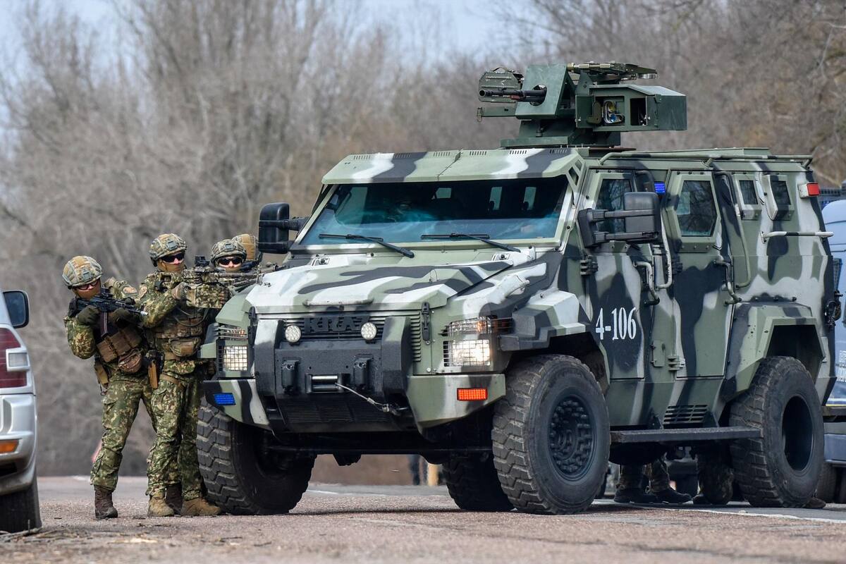 La Policía ucraniana y la Guardia Nacional tomaban parte ayer en ejercicios cerca de la aldea de Kalanchak, distrito de Skadovsk, en el sur de Ucrania. EFE / VANGUARDIA