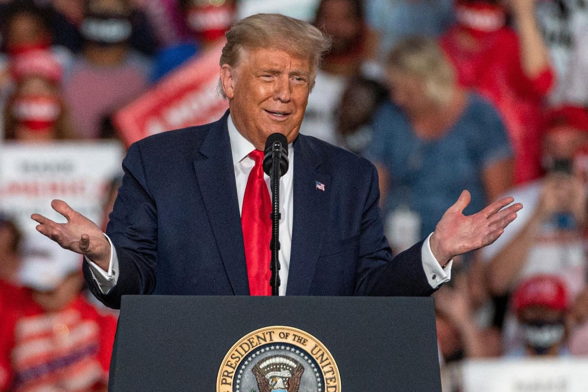 El presidente de los Estados Unidos, Donald Trump, habla frente a cientos de sus partidarios durante su mitin de campaña "Make America Great Again" este lunes en el Aeropuerto Internacional de Sanford, Florida (EE.UU.). Con el convencimiento de que es inmune al "al horrible virus de China", el presidente de Estados Unidos, Donald Trump, retoma este lunes sus actos de campaña fuera de la Casa Blanca desde que contrajo la COVID-19 con un mitin en Sanford, en el centro de Florida. EFE/Giorgio Viera Giorgio Viera / EFE