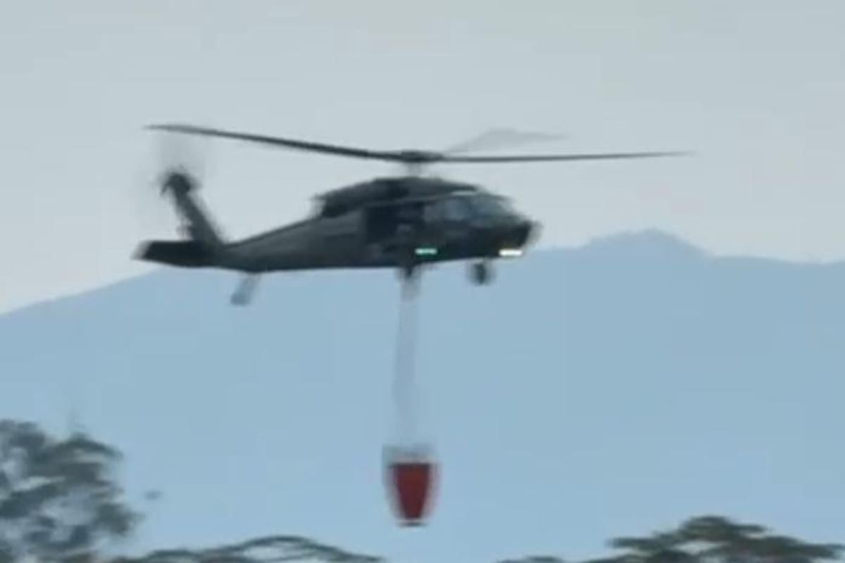 Helicóptero de las Fuerzas Militares acondicionado con sistema Bambi Bucket. Foto: suministrada / VANGUARDIA
