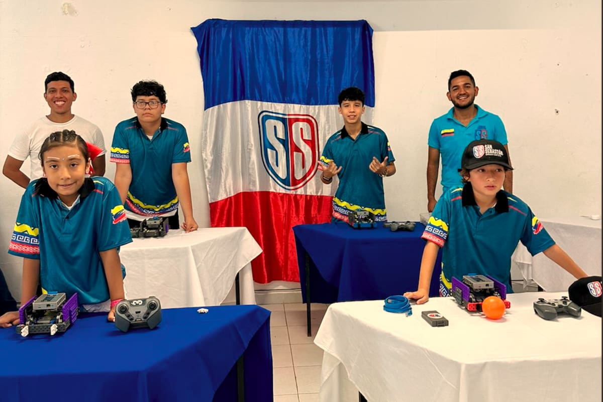 Ellos son los estudiantes ganadores de la competencia internacional: Andrés Felipe González, Óscar Flórez, Iara Isabella Mantilla y Simón Gamba, quienes también estuvieron acompañados por los docentes Ronald Oviedo y Luis Ortega. (Foto suministrada / VANGUARDIA)