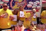 Video: ¡Se comen 34 hamburguesas en 10 minutos en concurso!