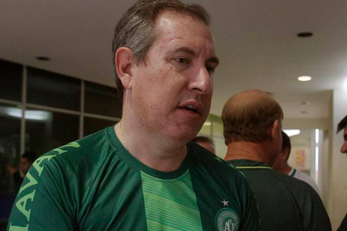 Se trata del periodista Rafael Henzel, quien fue uno de los seis supervivientes de la tragedia. (Foto: EFE /VANGUARDIA)