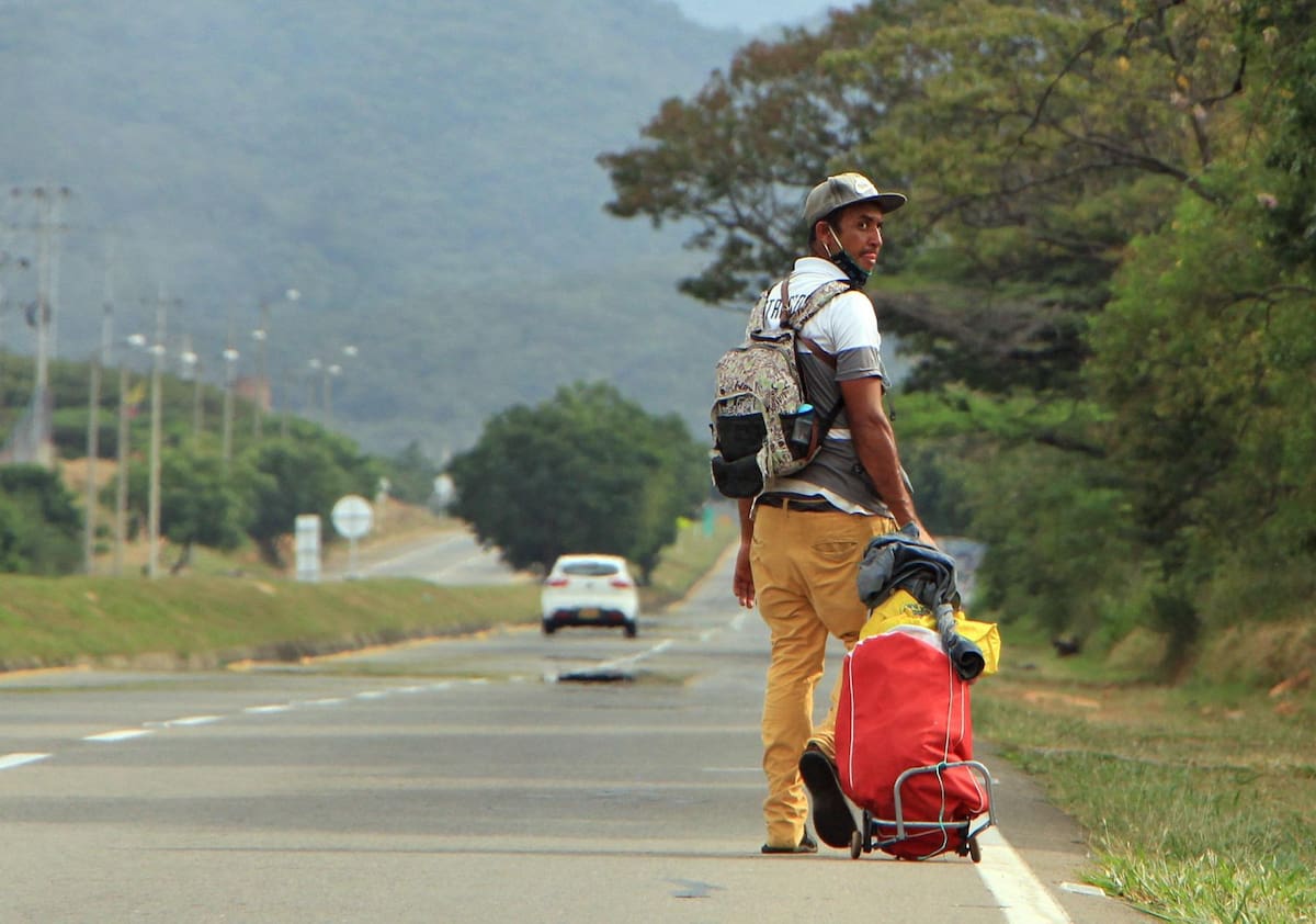 Ciudadanos venezolanos caminan el 16 de febrero de 2021, por una autopista cercana a Cúcuta