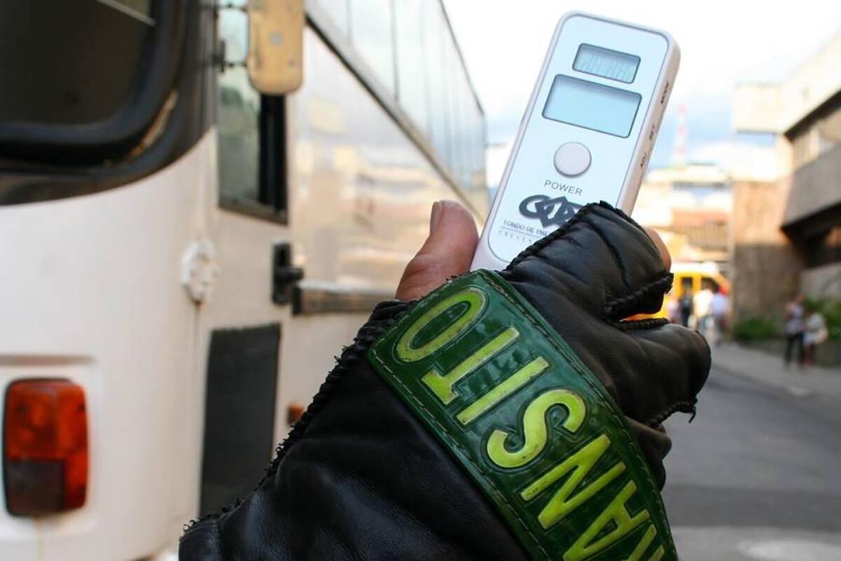 Los operativos para detectar si los conductores están conduciendo bajo los efectos del alcohol se incrementarán durante la temporada de Navidad. En las principales vías así como en los alrededores de sitios de rumba estarán los agentes de Tránsito. (Foto: Archivo/VANGUARDIA LIBERAL)