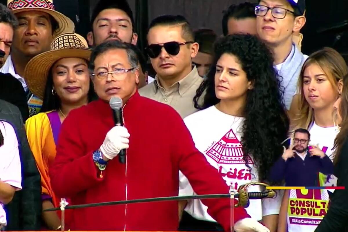 Con la espada de Bolívar llegó el presidente Petro a la Plaza de Bolívar.