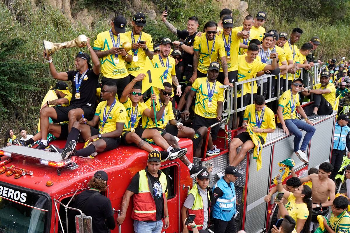 -FOTODELDÍA- BUC400. BUCARAMANGA (COLOMBIA), 16/06/2024.- Integrantes del Atlético Bucaramanga celebran este domingo junto a su seguidores luego de ganar su primer campeonato de la liga colombiana durante su llegada a Bucaramanga (Colombia). El Atlético Bucaramanga llegó hoy a su ciudad de origen para recibir el homenaje de sus hinchas y de las autoridades locales. EFE/Carlos Franco