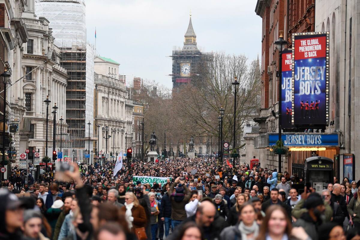 En Londres, miles de manifestantes que se oponen al encierro de meses decretado por el Gobierno desafiaron ayer a la Policía y salieron a las calles, muchos de ellos sin tapabocas lo mismo que en otras capitales europeas. (Fotos: EFE / VANGUARDIA)