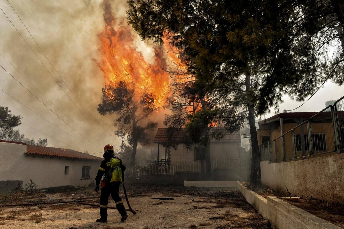Imagen de agosto de 2019 en la que se observa a un bombero durante los incendios que arrasaron grandes franjas de bosque en la isla griega de Eubea. (Foto: Internet / VANGUARDIA)