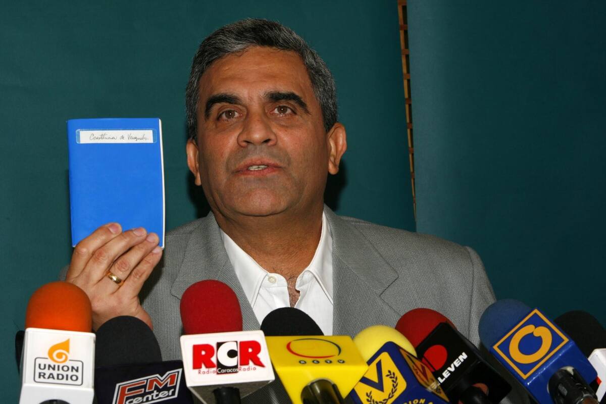 Fotografía de archivo fechada el 6 de diciembre de 2007 que muestra al General venezolano Raul Isaías Baduel durante una rueda de prensa sobre los resultados del referendum constitucional, en Caracas (Venezuela). El militar venezolano Raúl Isaías Baduel, considerado "preso político" desde su detención en 2009, falleció este martes por un paro cardiorrespiratorio como consecuencia de la covid-19, según informó el fiscal general, Tarek William Saab. David Fernández / EFE