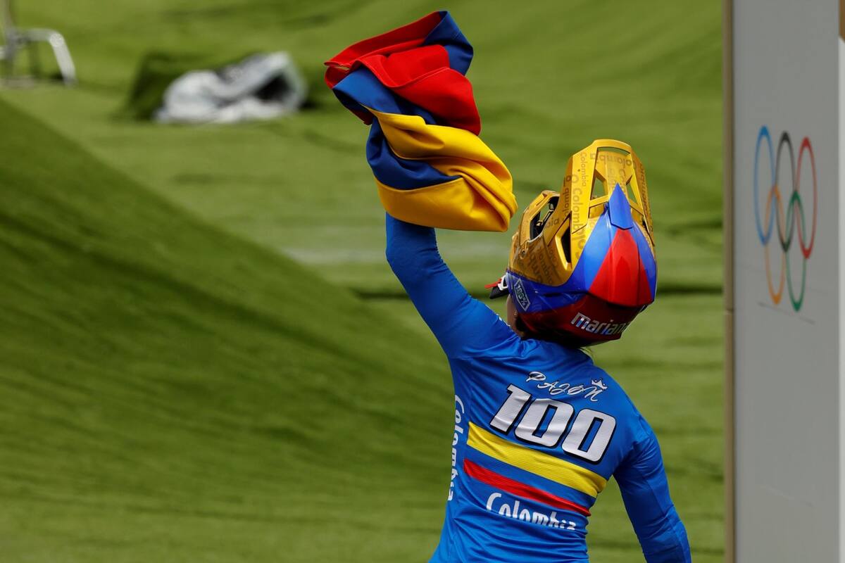 Mariana Pajón ondea la bandera de Colombia tras obtener medalla de plata durante la final femenina del BMX en los Juegos Olímpicos 2020, este viernes en el Parque Deportivo Urbano de Ariake en Tokio (Japón). EFE / VANGUARDIA