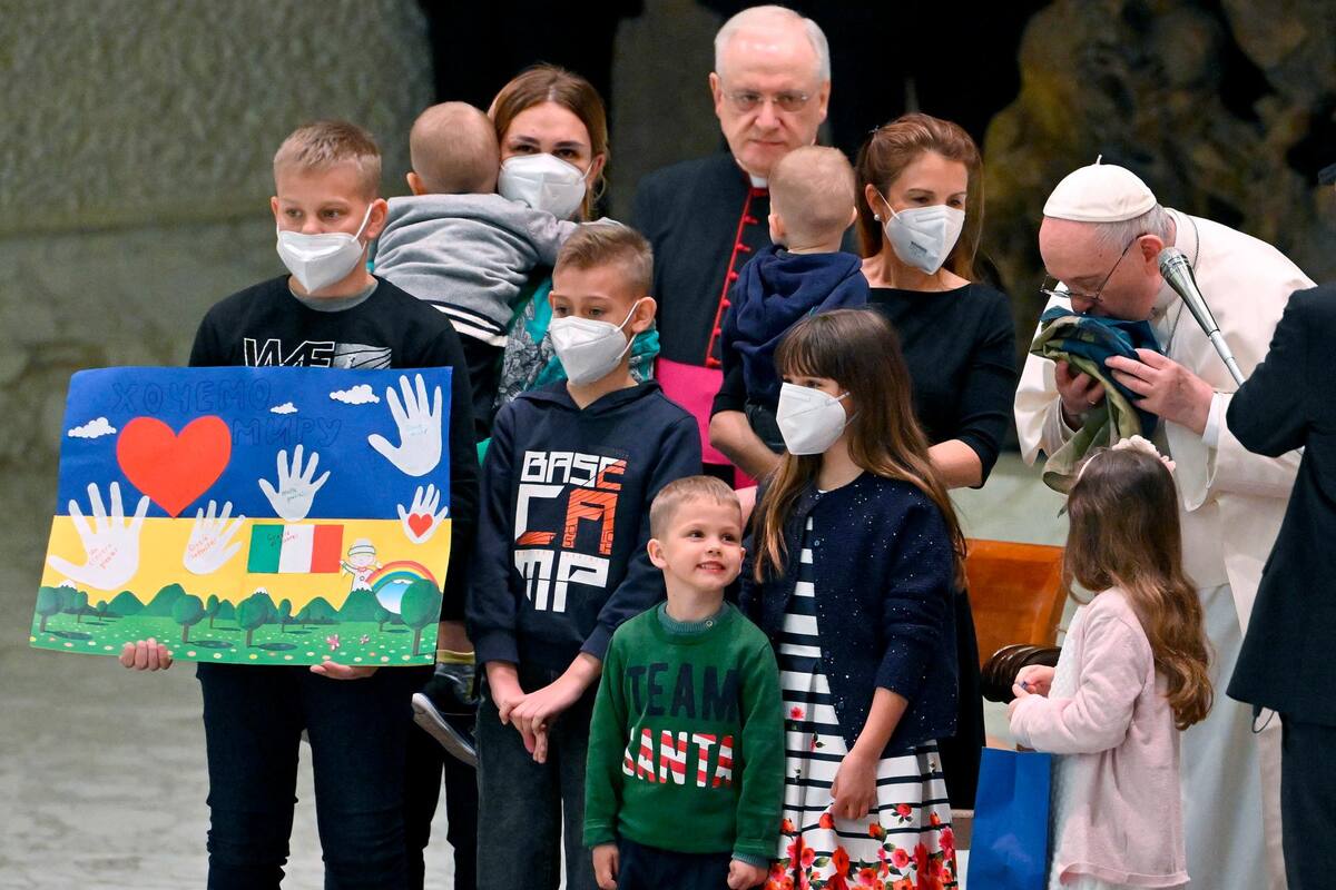 El papa Francisco besó hoy una bandera de Ucrania que proviene de la ciudad de Bucha, una de las áreas alrededor de la capital de Ucrania de donde se retiraron las tropas rusas y donde se encontraron decenas de cuerpos en civiles. EFE / VANGUARDIA