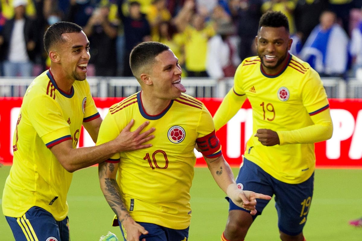 Juan Fernando Quintero de Colombia (c) celebra junto a sus compañeros luego de convertir un gol ante el seleccionado de Honduras durante el partido amistoso jugado hoy, en el DRV PNK Stadium de Fort Lauderdale (Estados Unidos). EFE/ Federación Colombiana de Fútbol Federación Colombiana de Fútbol / /Federación Colombiana de Fútbol/EFE