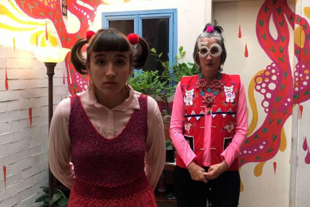 "Mi hija Milagros y yo nos confesamos ese amor que todo lo aguanta, que aguanta el paso del tiempo, el crecimiento, el envejecimiento, aguanta toda la tensión, todas las hormonas e intensidades de dos mujeres al borde de un ataque de nervios", Andrea Echeverri. Foto: Tomadade El País / VANGUARDIA
