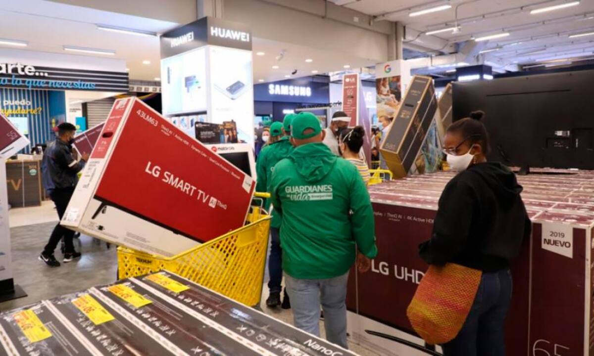 En Cali, donde los casos de covid-19 están por llegar a 5 mil, los ciudadanos salieron desde la media noche a realizar compras. Foto / El País