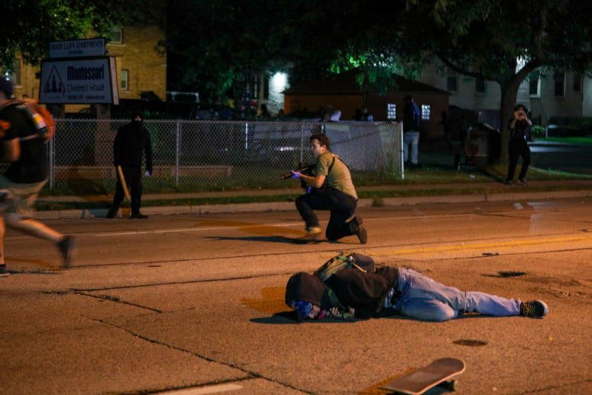 Kyle Rittenhouse, un menor de 17 años, armado con un fusil de asalto AR-15 , fue arrestado por la Policía, luego de disparar contra tres personas causándole la muerte a dos de ellas y heridas graves a la tercera en la ciudad de Kenosha. (Foto: Internet / VANGUARDIA)