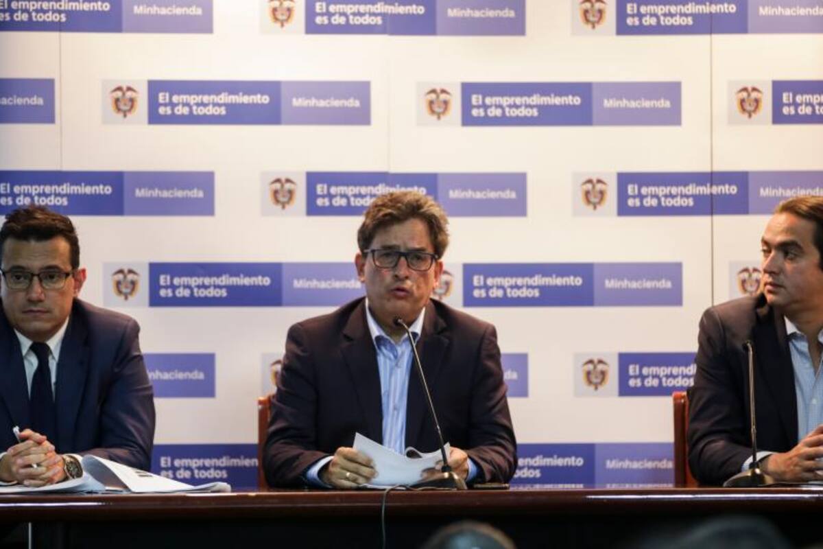 El ministro de Hacienda, Alberto Carrasquilla Barrera, reafirmó el compromiso del Gobierno nacional con el cumplimiento de la regla fiscal y la sostenibilidad de las finanzas públicas.
