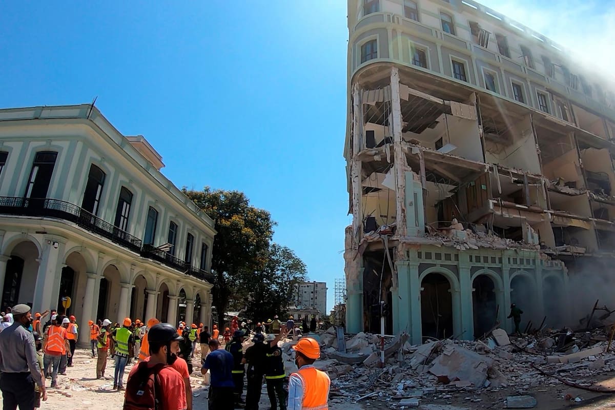 Cuerpos de emergencia trabajan en la remoción de escombros tras la trágica explosión en Hotel Saratoga, en la capital cubana. EFE / VAN GUARDIA