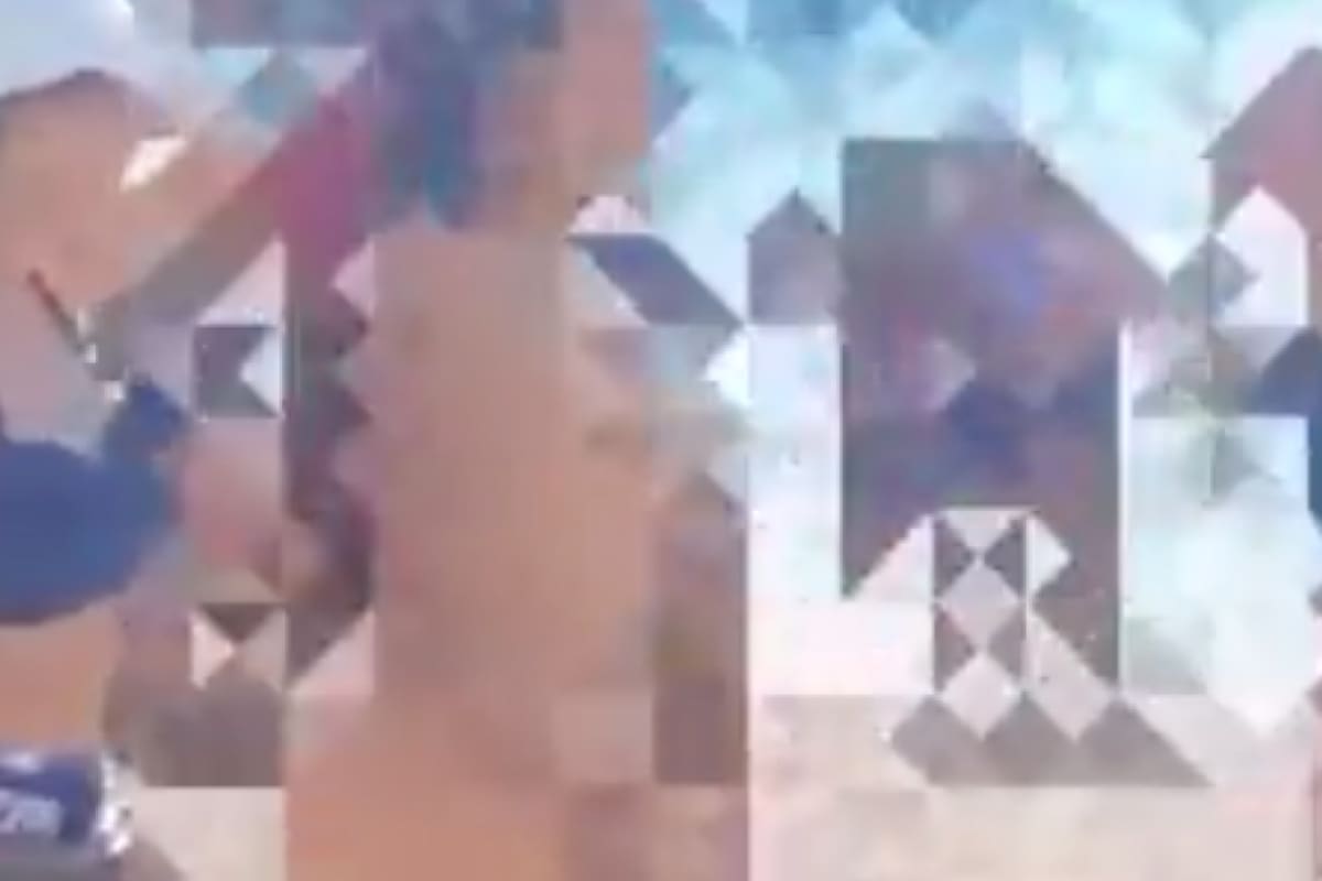 La mujer se paseó completamente desnuda y ante la mirada de los turistas, incluyendo menores de edad. (FOTO/El País)