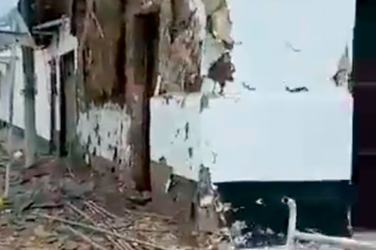 Foto: Captura del video / VANGUARDIA. La explosión se presentó en la estación de Policía de Caloto, contigua a la casa cural.