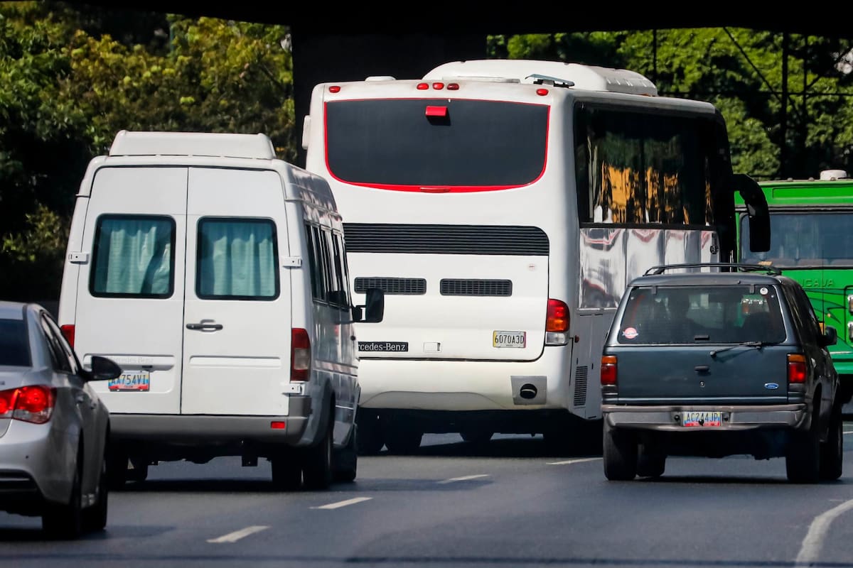 Vista de buses que transportan a diputados de la Asamblea Nacional este jueves en la autopista Francisco Fajardo en Caracas (Venezuela). Un nutrido grupo de diputados de la oposición en Venezuela partió en tres autobuses desde Caracas hacia el estado de Táchira, que hace frontera con Cúcuta, donde se almacenan ayudas destinadas a paliar la severa crisis que sufre este país. EFE/ Miguel Gutiérrez